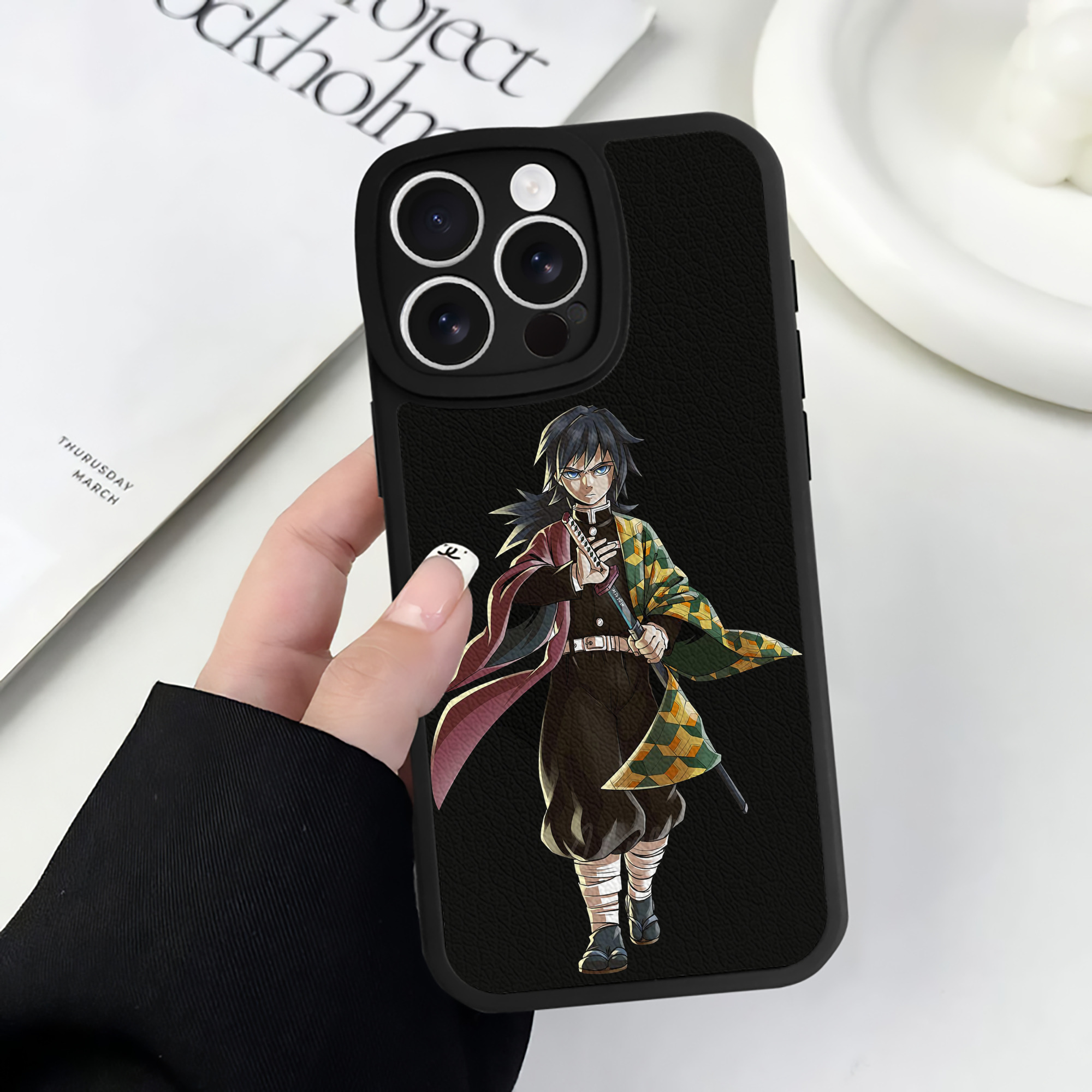 （画像用） 鬼滅の刃（きめつのやいば）水柱-冨岡 義勇／とみおか ぎゆう Tomioka Giyuu 【iPhone 16シリーズ対応】シリコンスマホケース（レザー調） 材質：シリコン